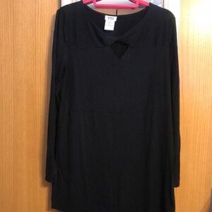 Black tunic. Keyhole with twist.  Slits on sides and cuffs.  Monroe & Main Large